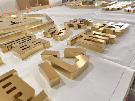 子长拉丝不锈钢字的特点。